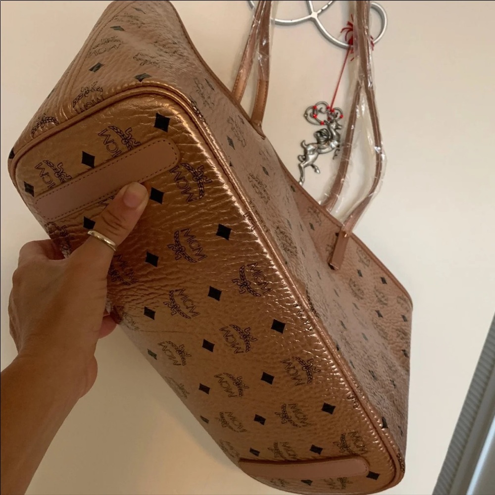 ๐ SOLD๐ MCM Limonta Metallic Logo Print Tote - Picture 6 of 10
